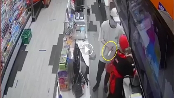 Thanh niên cầm dao vào cướp cửa hàng tiện lợi khiến nữ nhân viên hoảng sợ