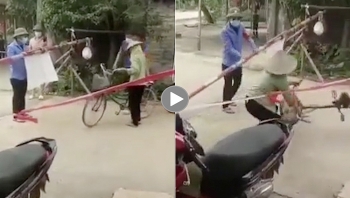 nguoi phu nu di xe dap co thong chot kiem dich doi lieu chet voi luc luong chuc nang