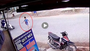 co gai di xe may truot nga vi phanh gap tranh em be chay qua duong
