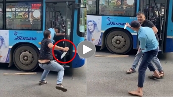 Toàn cảnh vụ phụ xe buýt bị tài xế ô tô con kề dao vào cổ