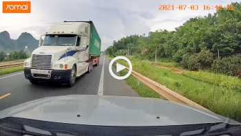 xe container vuot au suyt tong vao o to di theo chieu nguoc lai