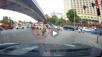 nang luong tich cuc csgt giup cu ong ban hang rong qua duong