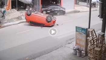 toyota wigo mat lai dam vao xe dang do o to lat ngua giua duong