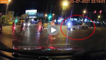 Vượt đèn đỏ, ô tô tông trúng người đi xe máy rồi bỏ chạy