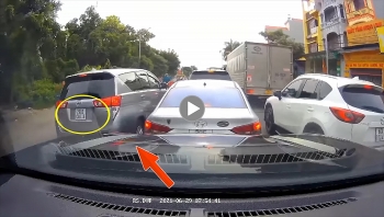 tai xe innova khon loi bi cac o to khac khong cho nhap lan