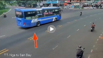 khoanh khac xe khach vuot au tren ql20 khien nhieu nguoi thot tim
