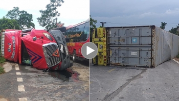 khoanh khac xe container bi lat nghieng do vao cua nhanh