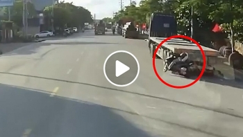 nu ninja bat can tong vao duoi xe dau keo do ben duong