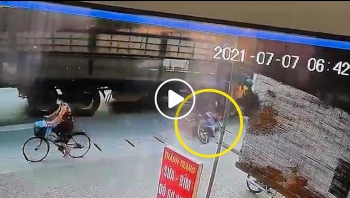 tranh xe bus quay dau xe tai tong trung 2 nguoi di xe may