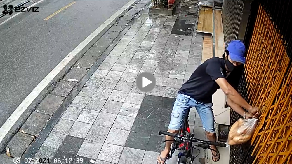 Người đàn ông đi xe đạp 'tiện tay' lấy túi bánh mỳ không phải của mình