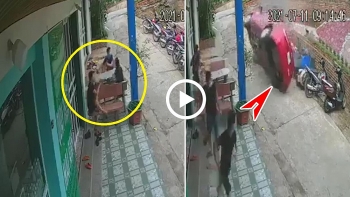 3 thanh nien thao chay khi thay o to lao tu tren de xuong