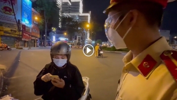 co gai di tu quan 4 sang quan 10 chi de mua xuc xich gay bao