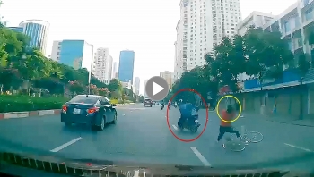 Thanh niên đi xe máy "nằm bất động" sau va chạm giao thông