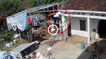 nguoi dan ong truot nga vi chu quan khi treo cao