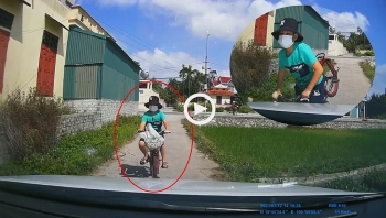 khong nhin duong chau be di xe dap dau dau o to