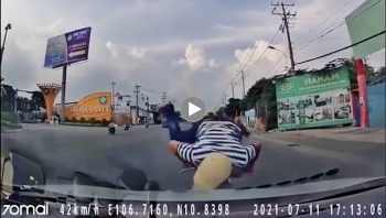 lac tay lai nguoi dan ong lao thang xe may vao dau o to