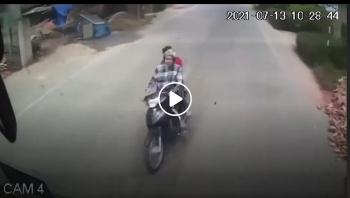 kinh hoang 2 thanh nien dau tran di wave tat dau xe tai