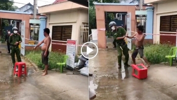 bi nhac deo khau trang nguoi dan ong dam thang vao mat cong an