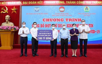 quy vaccine phong chong covid 19 tiep nhan 100 ty dong