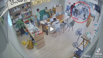 buoc xuong xe cuu thuong vao mua dien thoai 2 vi khach khien ca quan ngo ngang