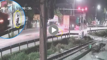 xe container huc vang nguoi di xe may sang duong au