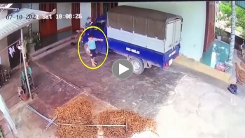 chau be nghich ngom de xe troi khien ca nha hu via