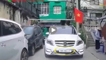 tai xe di mercedes co chap bat xe khac lui khi di toi dau ngo