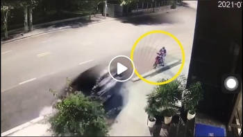 o to lao vao goc cay suyt dam vao nguoi di xe may roi phong xe bo chay