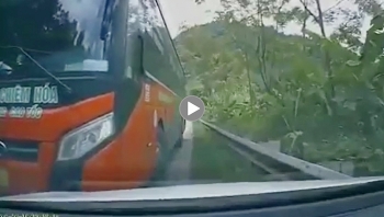 thot tim tinh huong xe khach vuot au tren duong deo