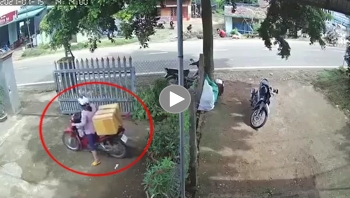 cho hang nang thieu quan sat nguoi phu nu gay hoa cho xe khac