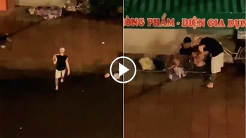 nang luong tich cuc xuc dong nam thanh nien nau mi mang cho 2 ba chau vo gia cu