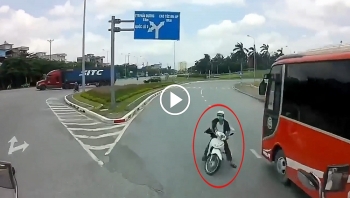 xe may lao ra duong dung goc khuat truoc dau xe container