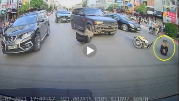 khoang khac chiec range rover bung can truoc sau khi va cham voi nguoi di xe may