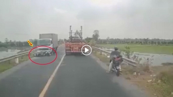 vuot au truoc xe dau keo 2 vo chong di xe may doi mat tu than