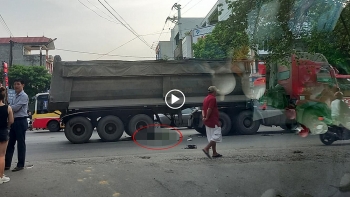 re truoc dau xe dau keo nguoi dan ong bi cuon vao gam