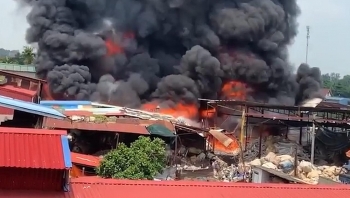 Cháy lớn ở xưởng phế liệu rộng hàng nghìn m2 tại Hải Phòng