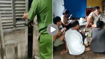 khoa cua de tu tap an nhau bo ngoai tai yeu cau gian cach