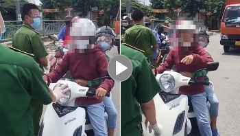 nguoi phu nu cho con vit ga xe may doi thong chot kiem dich