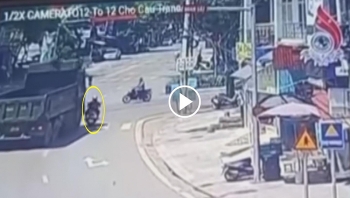 di vao diem mu xe ben nguoi phu nu di xe may bi keo le tren duong
