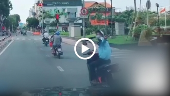 Thanh niên đi xe máy mải chú ý phía sau, gây họa cho xe phía trước