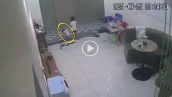 hai hung giay phut sinh tu cua chau be bi cua cuon de ngang nguoi