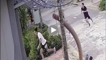 bon thanh nien khong deo khau trang chay toan loan khi thay cong an