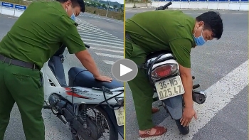 nang luong tich cuc hai chien sy cong an sua xe giup nam thanh nien dang tren duong ve que