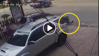 thot tim chau be thoat chet sau khi bi lot vao gam xe ban tai