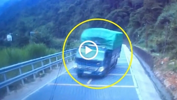 cua gap khi do deo xe tai chao dao roi lat nghieng tren duong