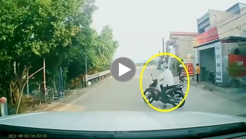 Tài xế đánh lái 'xuất thần' khi suýt đâm vào người đi xe máy sang đường