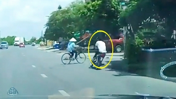 tre trau dam thang xe may vao nguoi phu nu