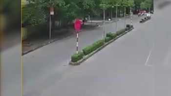 Khoảng khắc chiếc xe hơi tông bay người đi xe máy tại ngã 3