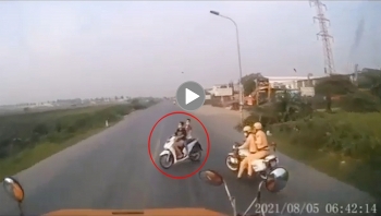 kinh hai canh 2 nu ninja chay cat qua dau xe container de tron tranh csgt