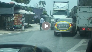 tai xe co tinh chen ngang bi buoc di giat lui